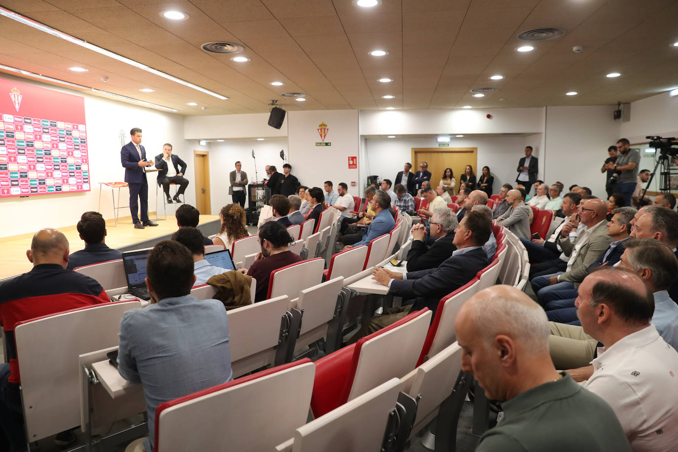 Ya es oficial: el Grupo Orlegi ha desplegado su proyecto en El Molinón. Después de un vertiginoso martes y tras formalizar la compra del club por unos 40 millones de euros en Madrid, el nuevo propietario y presidente del Sporting, Alejandro Irarragorri, se desplazaba hasta Gijón para presentar la nueva estructura del club rojiblanco.