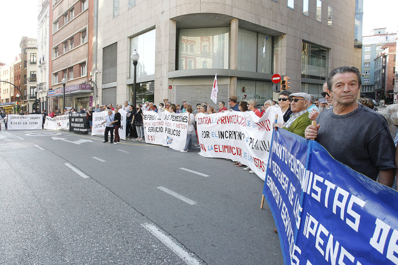 Centenares de personas se manifestaron el martes en Gijón, convocadas por Pensionistas de Asturias, en defensa de los sistemas públicos de salud y de pensiones y también contra la carestía de la vida, disparada por la inflación actual, y la precariedad. La protesta salió del paseo de Begoña y recorrió el centro de la ciudad.