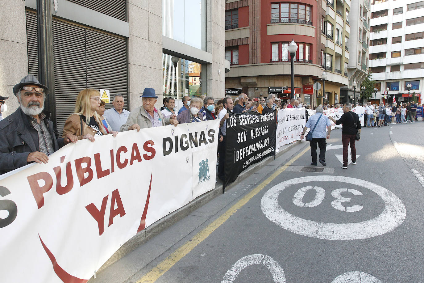 Centenares de personas se manifestaron el martes en Gijón, convocadas por Pensionistas de Asturias, en defensa de los sistemas públicos de salud y de pensiones y también contra la carestía de la vida, disparada por la inflación actual, y la precariedad. La protesta salió del paseo de Begoña y recorrió el centro de la ciudad.