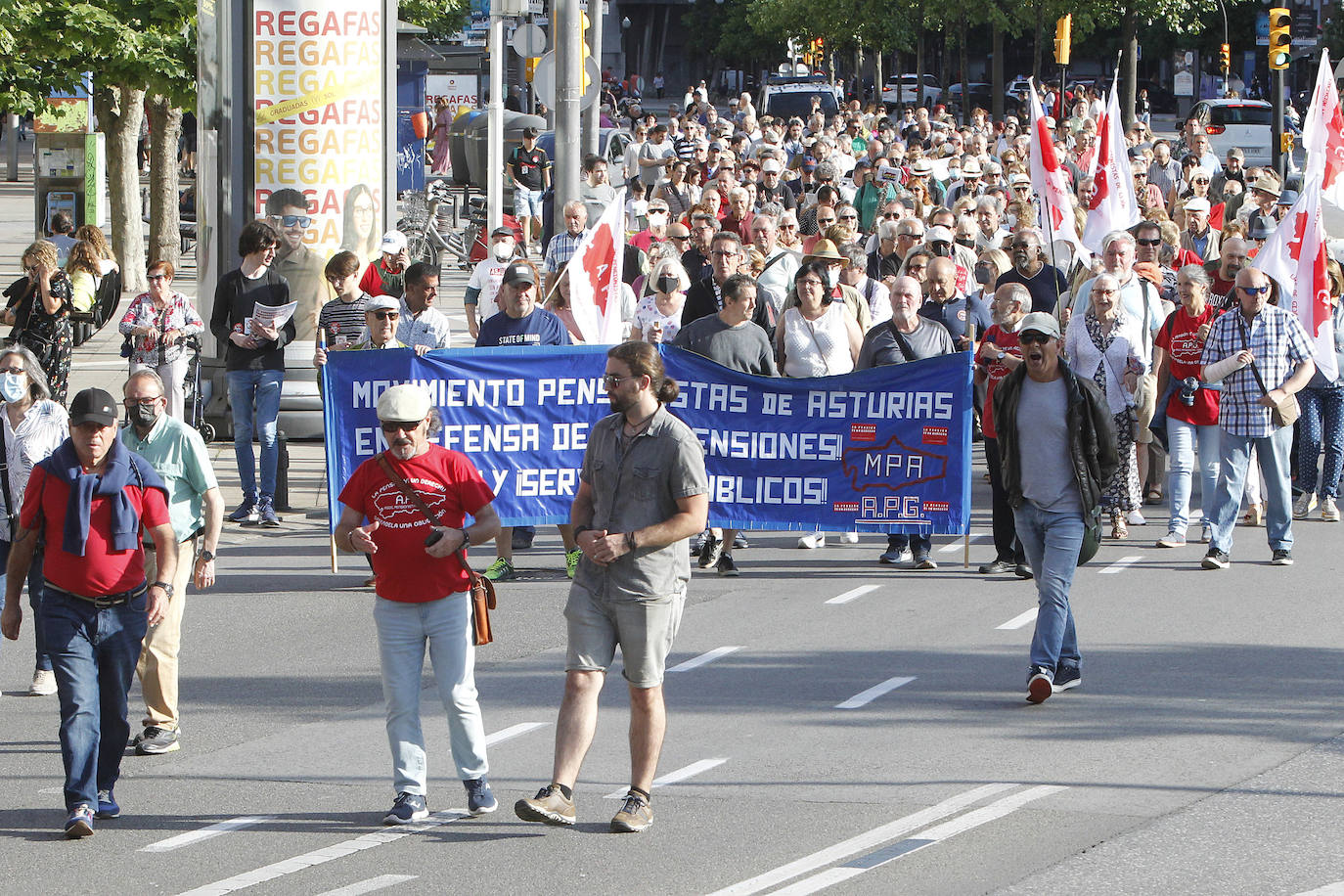 Centenares de personas se manifestaron el martes en Gijón, convocadas por Pensionistas de Asturias, en defensa de los sistemas públicos de salud y de pensiones y también contra la carestía de la vida, disparada por la inflación actual, y la precariedad. La protesta salió del paseo de Begoña y recorrió el centro de la ciudad.