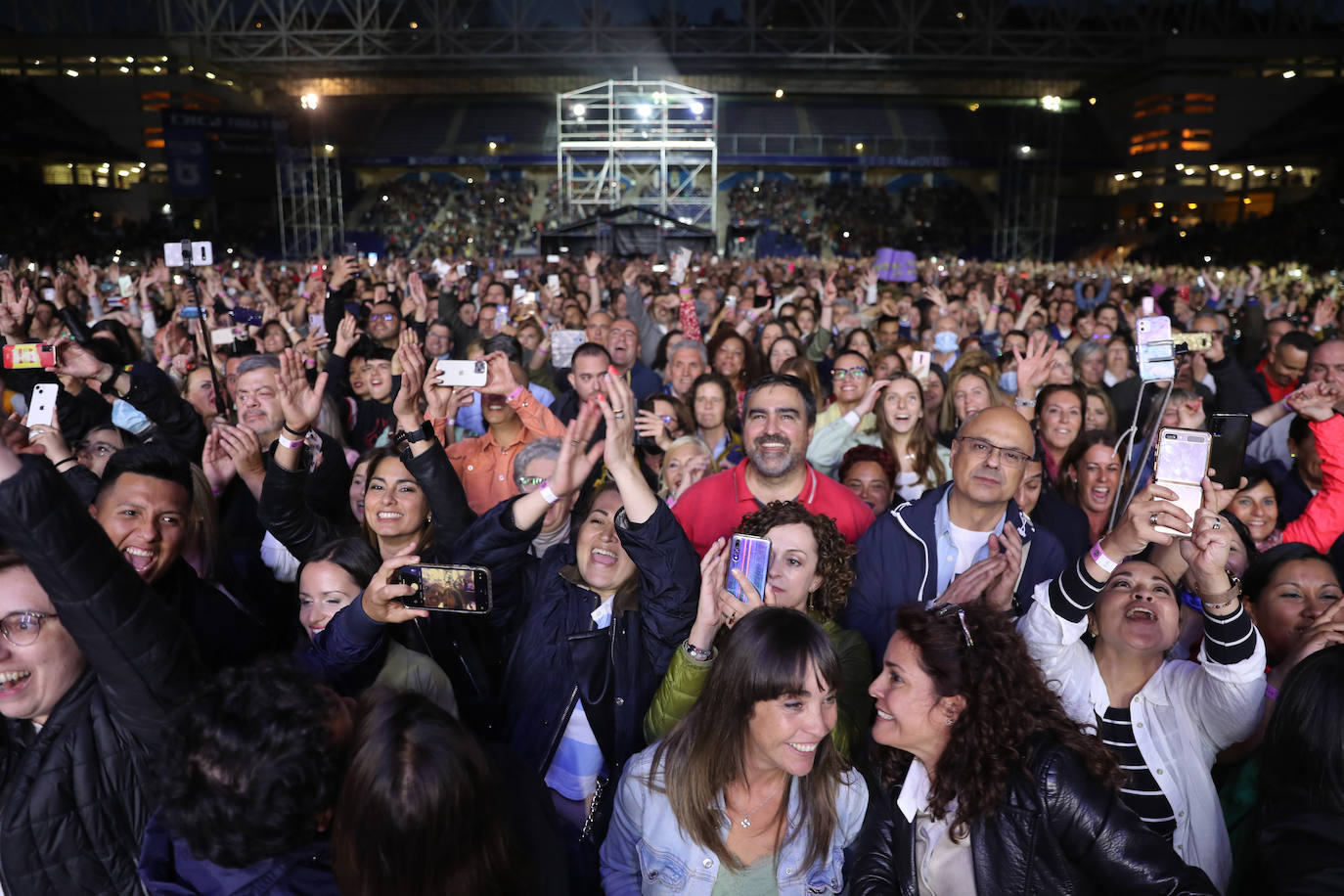 El estadio Carlos Tartiere acoge uno de los conciertos más importantes de esta temporada, el del puertorriqueño Marc Anthony, enmarcado en su gira 'Pa' lla voy'. El rey de la salsa reunió a más de 15.000 personas en la capital asturiana para disfrutar al ritmo de sus míticas canciones de esta actuación en directo. 