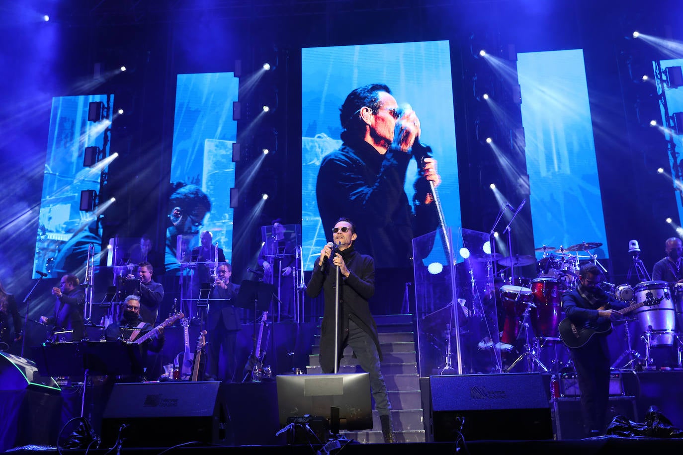 El estadio Carlos Tartiere acoge uno de los conciertos más importantes de esta temporada, el del puertorriqueño Marc Anthony, enmarcado en su gira 'Pa' lla voy'. El rey de la salsa reunió a más de 15.000 personas en la capital asturiana para disfrutar al ritmo de sus míticas canciones de esta actuación en directo. 