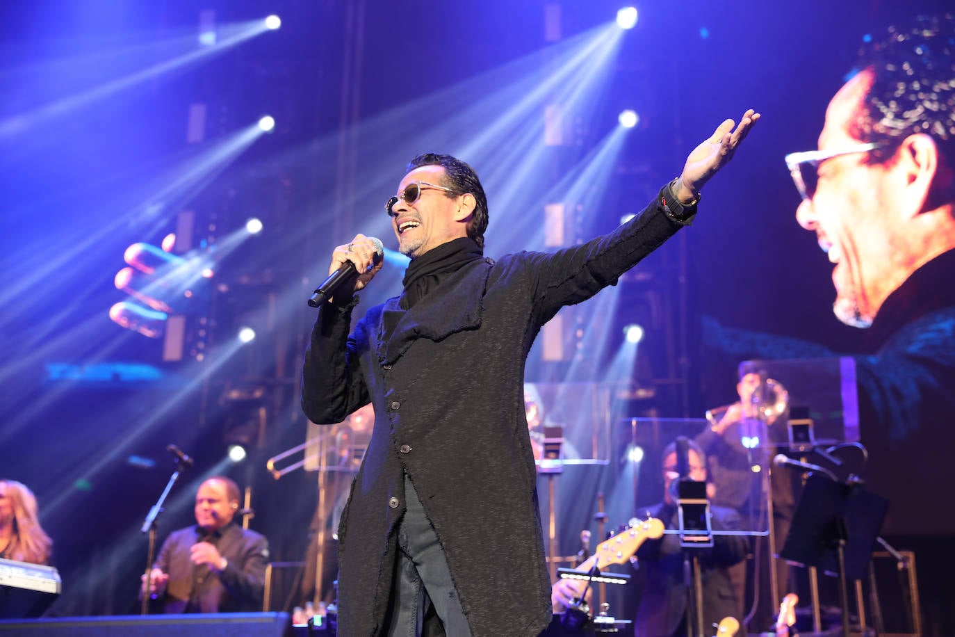 El estadio Carlos Tartiere acoge uno de los conciertos más importantes de esta temporada, el del puertorriqueño Marc Anthony, enmarcado en su gira 'Pa' lla voy'. El rey de la salsa reunió a más de 15.000 personas en la capital asturiana para disfrutar al ritmo de sus míticas canciones de esta actuación en directo. 