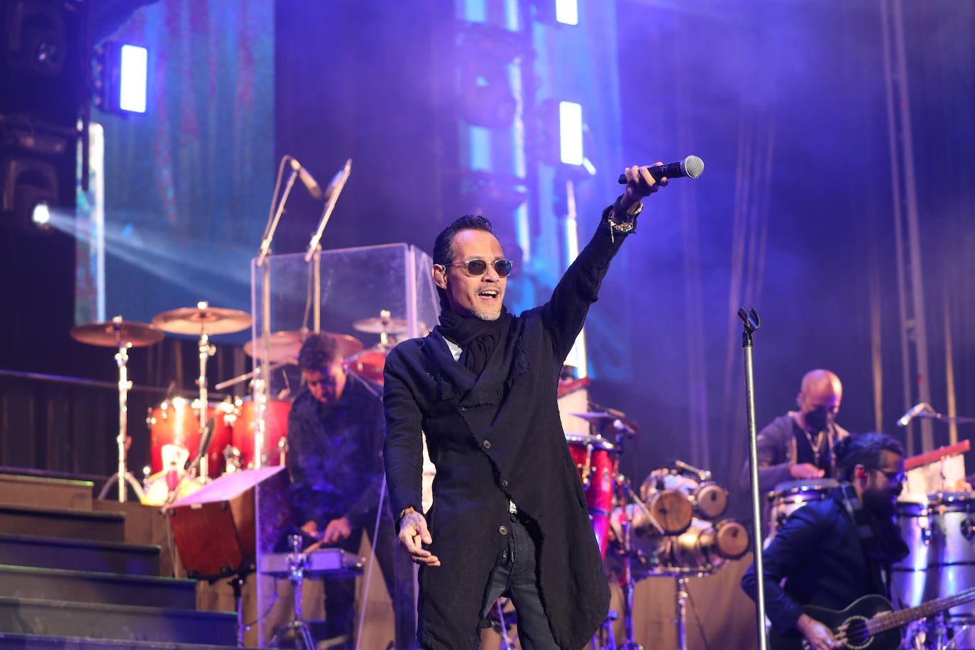 El estadio Carlos Tartiere acoge uno de los conciertos más importantes de esta temporada, el del puertorriqueño Marc Anthony, enmarcado en su gira 'Pa' lla voy'. El rey de la salsa reunió a más de 15.000 personas en la capital asturiana para disfrutar al ritmo de sus míticas canciones de esta actuación en directo. 