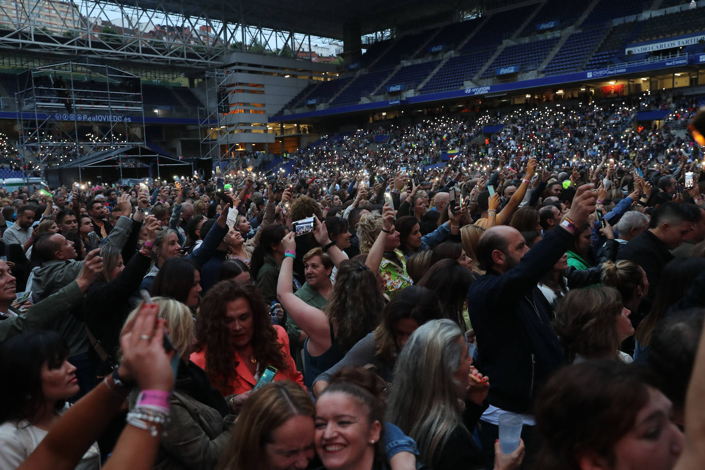 El estadio Carlos Tartiere acoge uno de los conciertos más importantes de esta temporada, el del puertorriqueño Marc Anthony, enmarcado en su gira 'Pa' lla voy'. El rey de la salsa reunió a más de 15.000 personas en la capital asturiana para disfrutar al ritmo de sus míticas canciones de esta actuación en directo. 