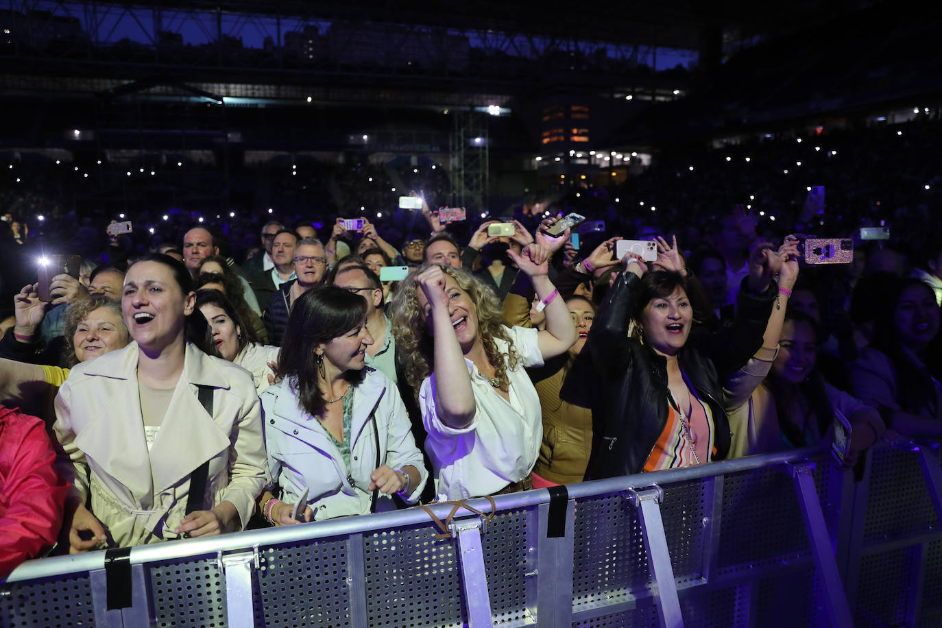 El estadio Carlos Tartiere acoge uno de los conciertos más importantes de esta temporada, el del puertorriqueño Marc Anthony, enmarcado en su gira 'Pa' lla voy'. El rey de la salsa reunió a más de 15.000 personas en la capital asturiana para disfrutar al ritmo de sus míticas canciones de esta actuación en directo. 