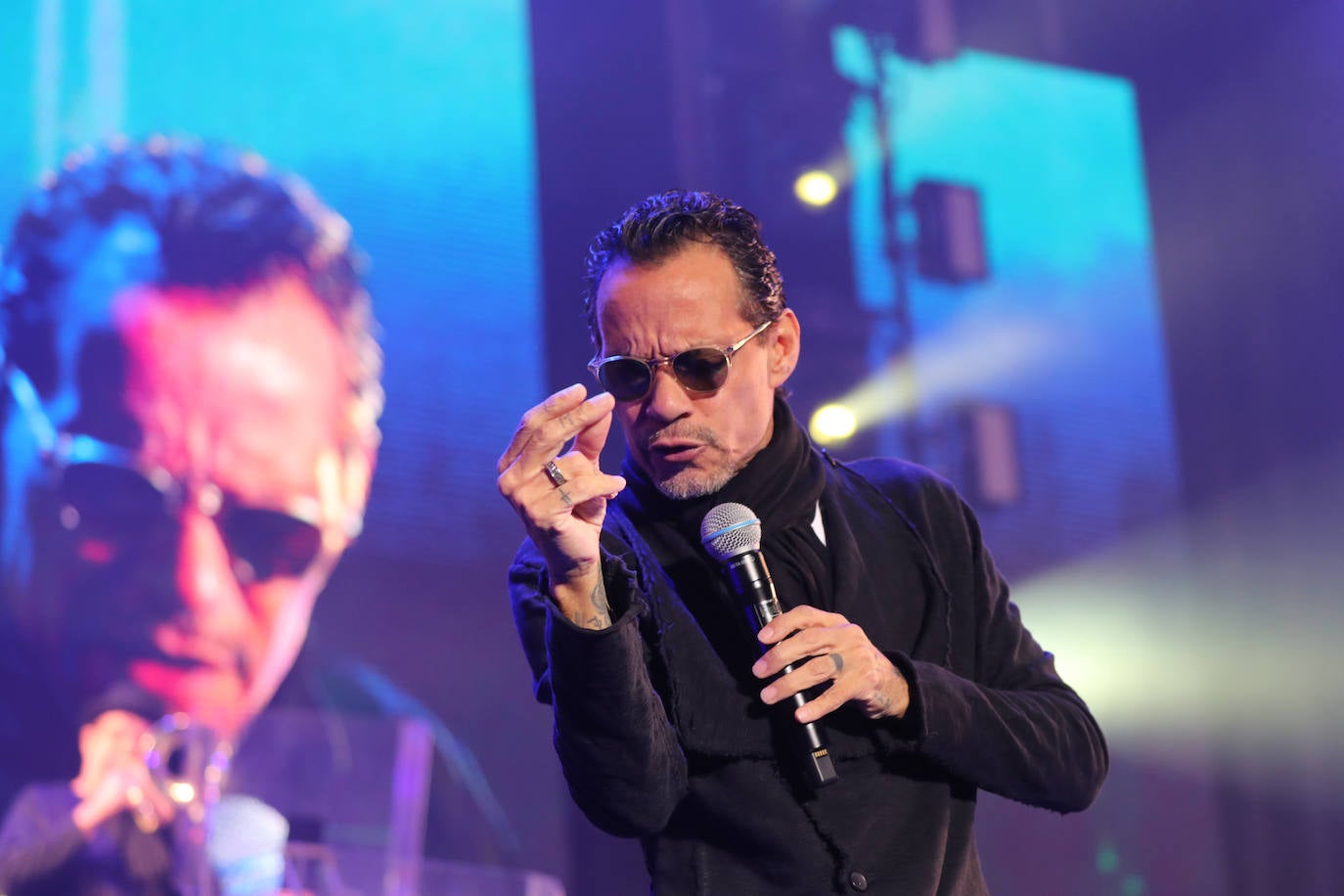 El estadio Carlos Tartiere acoge uno de los conciertos más importantes de esta temporada, el del puertorriqueño Marc Anthony, enmarcado en su gira 'Pa' lla voy'. El rey de la salsa reunió a más de 15.000 personas en la capital asturiana para disfrutar al ritmo de sus míticas canciones de esta actuación en directo. 