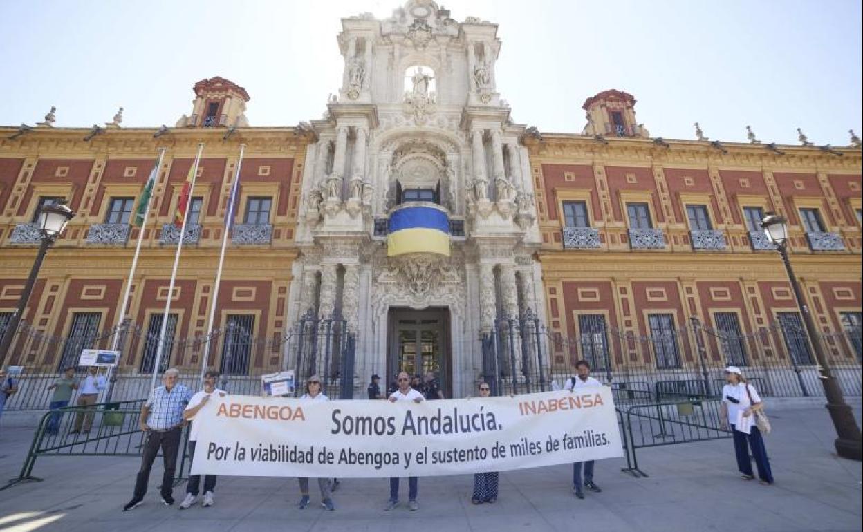 Los trabajadores de Abengoa se manifiestan frente al Palacio de San Telmo. 