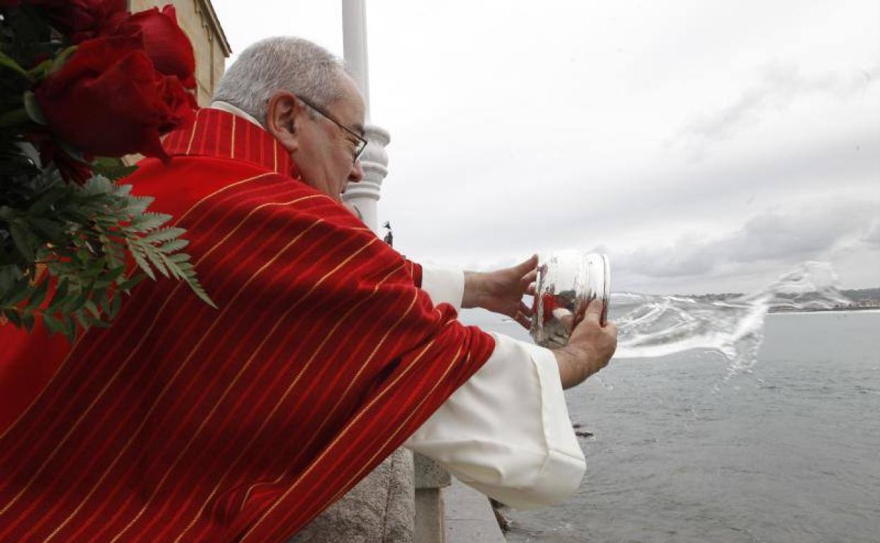 San Pedro vuelve a bendecir las aguas de Gijón