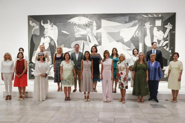 Foto de familia junto al Guernica en el Museo Reína Sofía. 