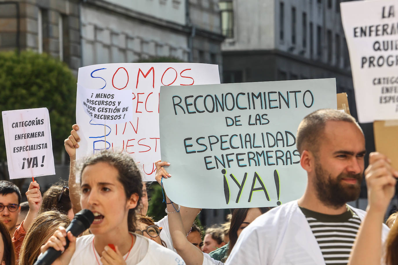 Fotos: Las enfermeras reclaman en Oviedo el reconocimiento de sus especialidades