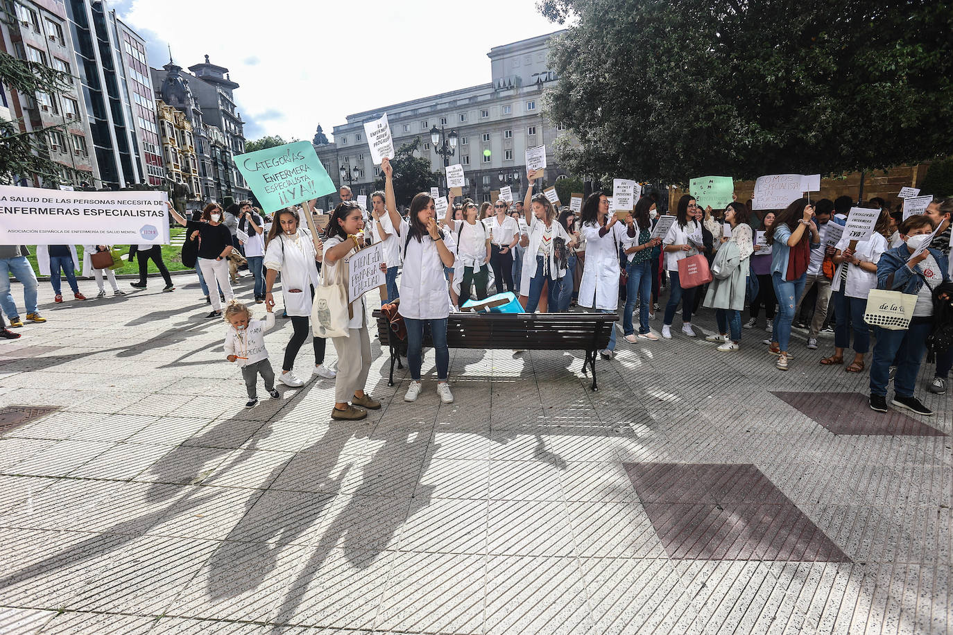Fotos: Las enfermeras reclaman en Oviedo el reconocimiento de sus especialidades