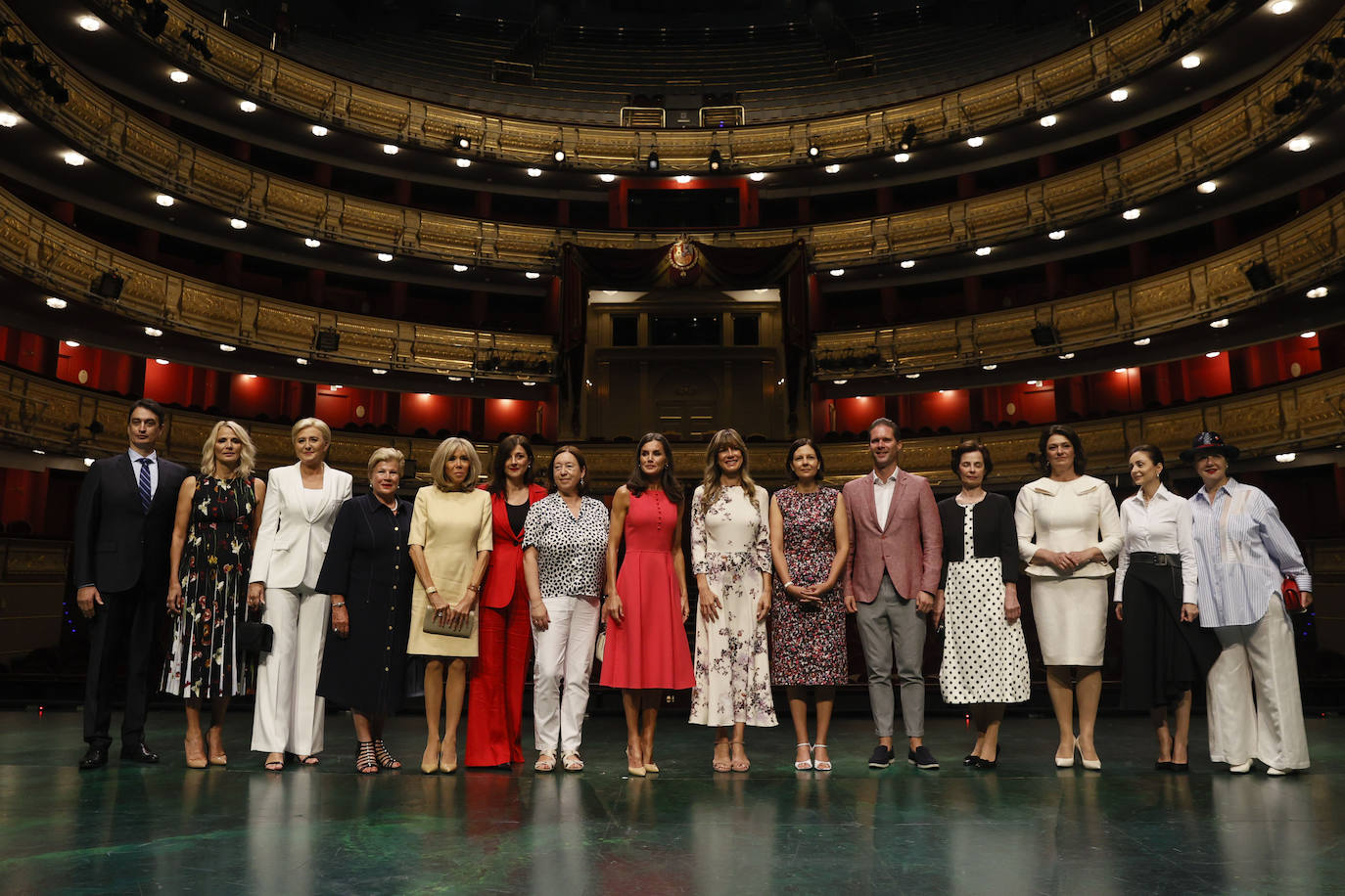 Doña Letizia ha sido la anfitriona de la comitiva oficial de los mandatarios europeos en su visita a Madrid. La agenda incluyó el recibimiento en Zarzuela a Jill Biden, la cena de gala en el Palacio Real, una visita al Palacio Real de San Ildefonso, al museo Reina Sofía y por último al Teatro Real donde disfrutaron del ensayo de la ópera Nabucco.