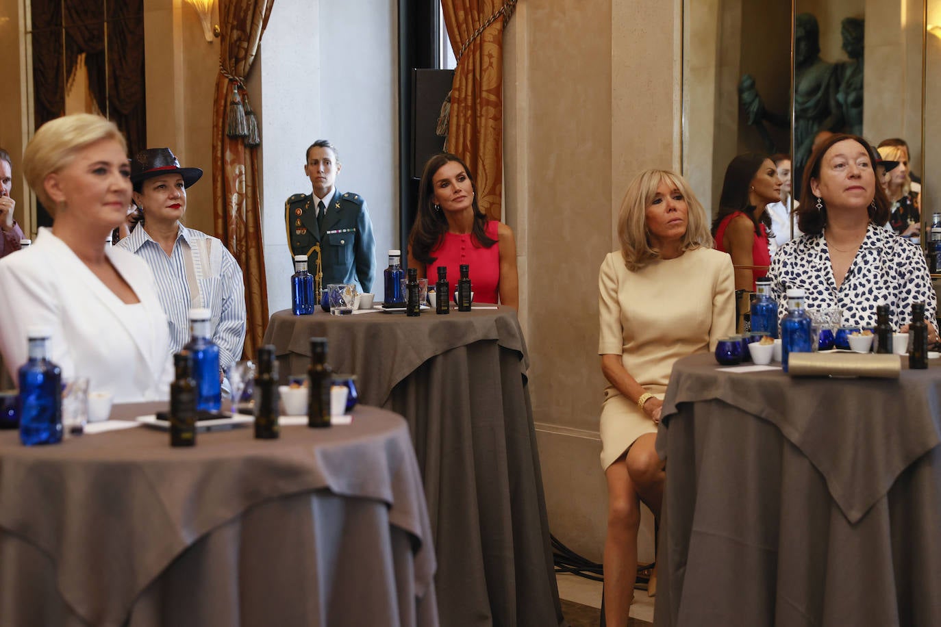 Doña Letizia ha sido la anfitriona de la comitiva oficial de los mandatarios europeos en su visita a Madrid. La agenda incluyó el recibimiento en Zarzuela a Jill Biden, la cena de gala en el Palacio Real, una visita al Palacio Real de San Ildefonso, al museo Reina Sofía y por último al Teatro Real donde disfrutaron del ensayo de la ópera Nabucco.