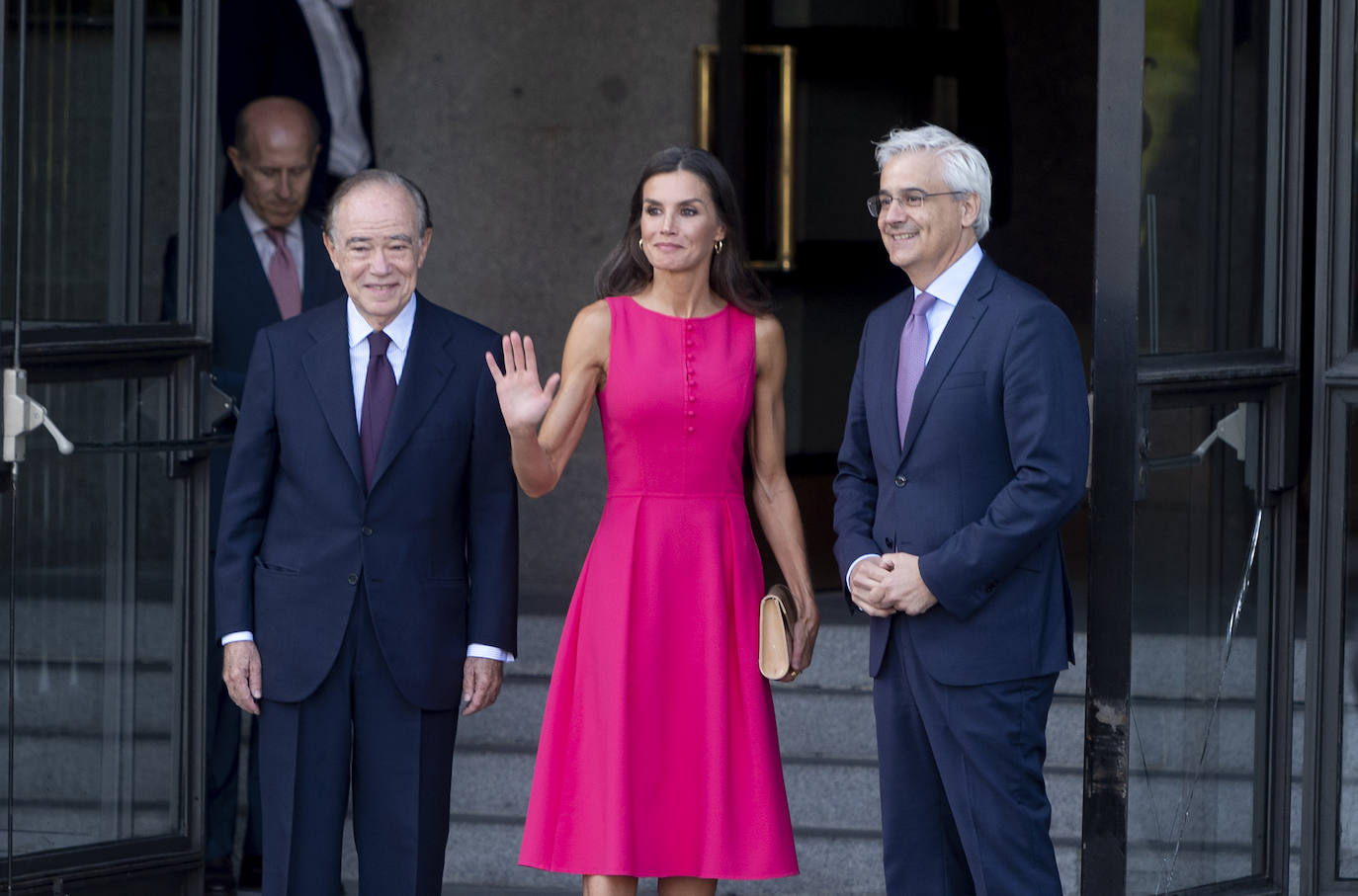 Doña Letizia ha sido la anfitriona de la comitiva oficial de los mandatarios europeos en su visita a Madrid. La agenda incluyó el recibimiento en Zarzuela a Jill Biden, la cena de gala en el Palacio Real, una visita al Palacio Real de San Ildefonso, al museo Reina Sofía y por último al Teatro Real donde disfrutaron del ensayo de la ópera Nabucco.