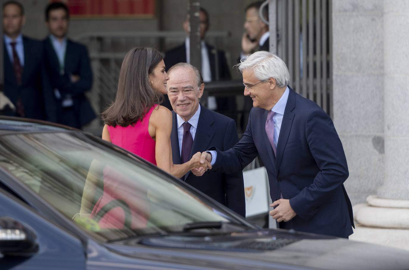 Doña Letizia ha sido la anfitriona de la comitiva oficial de los mandatarios europeos en su visita a Madrid. La agenda incluyó el recibimiento en Zarzuela a Jill Biden, la cena de gala en el Palacio Real, una visita al Palacio Real de San Ildefonso, al museo Reina Sofía y por último al Teatro Real donde disfrutaron del ensayo de la ópera Nabucco.