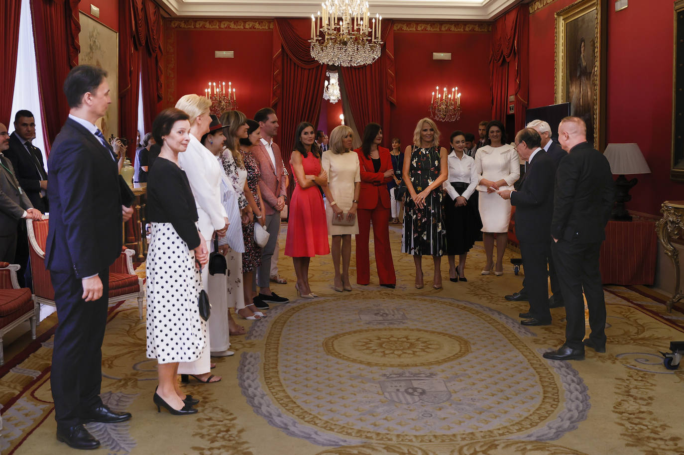 Doña Letizia ha sido la anfitriona de la comitiva oficial de los mandatarios europeos en su visita a Madrid. La agenda incluyó el recibimiento en Zarzuela a Jill Biden, la cena de gala en el Palacio Real, una visita al Palacio Real de San Ildefonso, al museo Reina Sofía y por último al Teatro Real donde disfrutaron del ensayo de la ópera Nabucco.