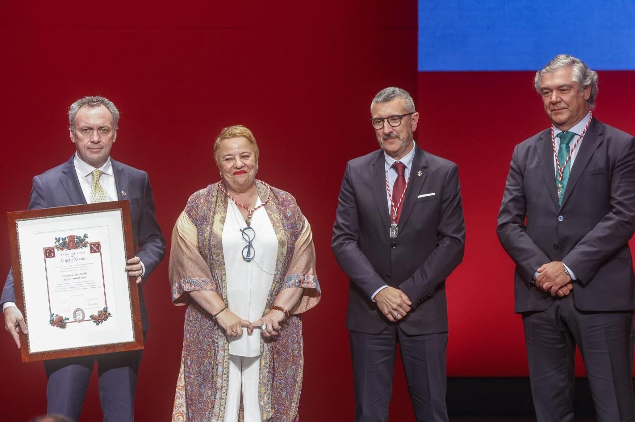Ángel del Río y Carmen Alonso, tras recoger la Medalla de Plata. 