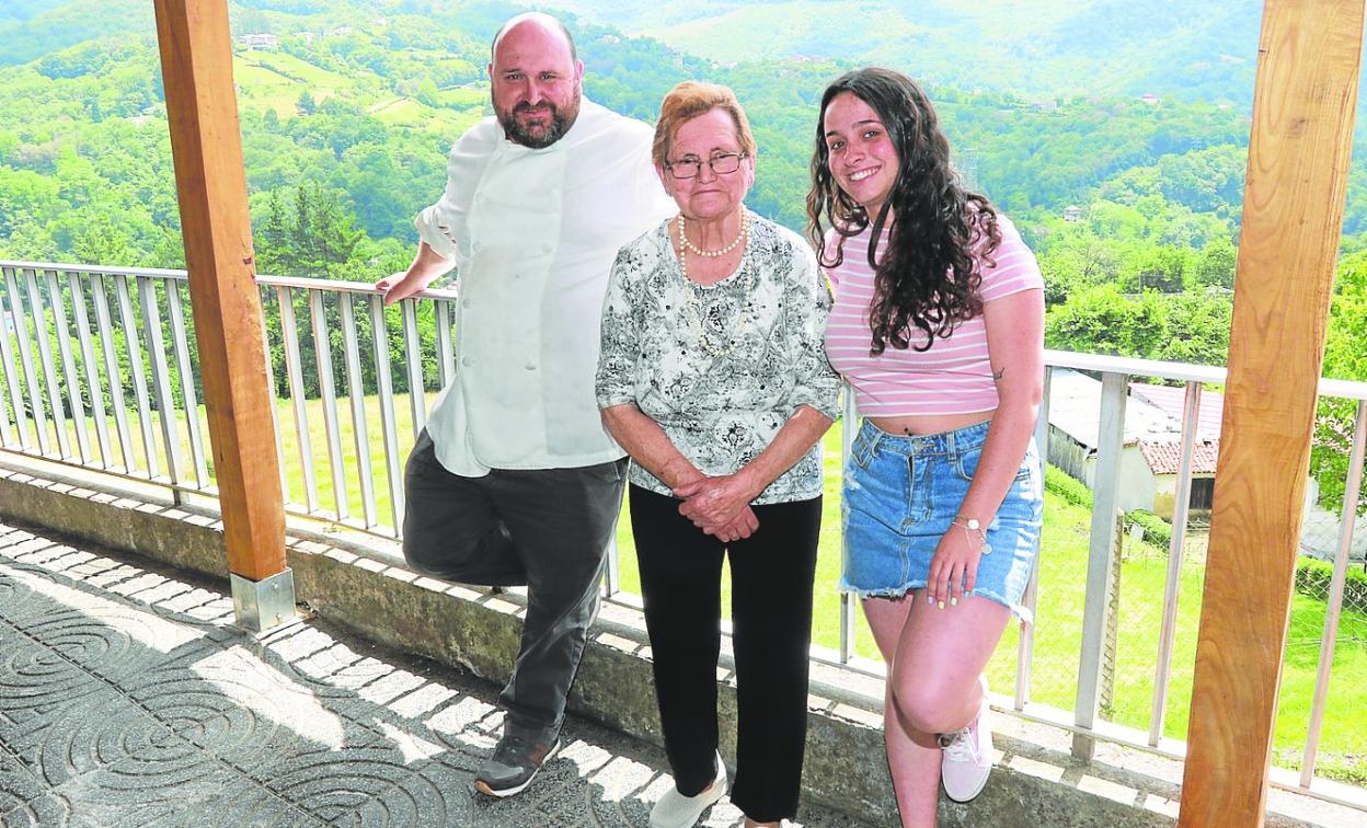 Julio Antonio Menéndez 'Julín La Raíz', con su familia, en el restaurante sierense. 
