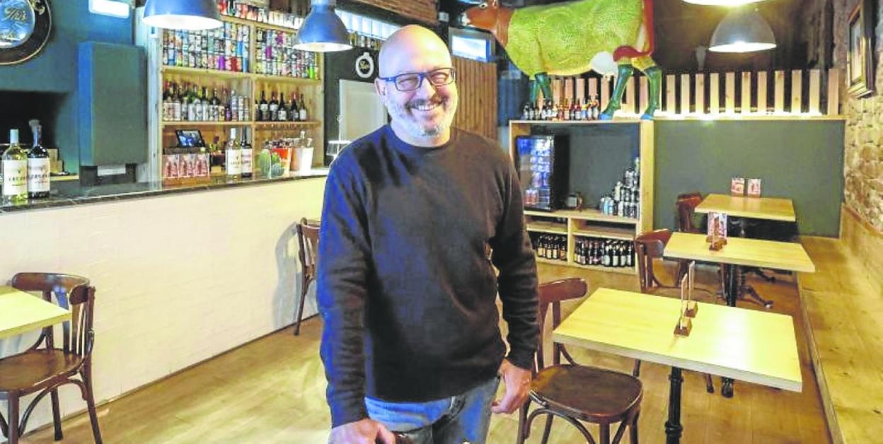 El corresponsable de Vacvno, en el comedor de su establecimiento gijonés. 