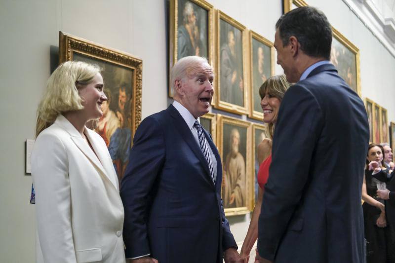 Joe Biden junto a uno de sus nietas, en una distendida charla con Pedro Sánchez y Begoña Gómez.