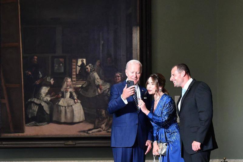 El presidente de Estados Unidos se saca un 'selfi' frente a Las Meninas durante su visita al Museo del Prado. 