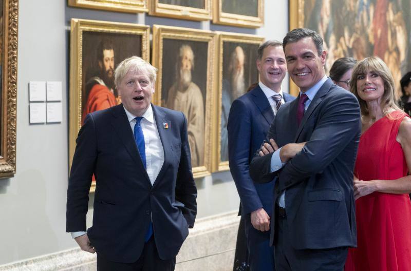 El primer ministro británico, con expresión divertida durante su visita al Museo del Prado.