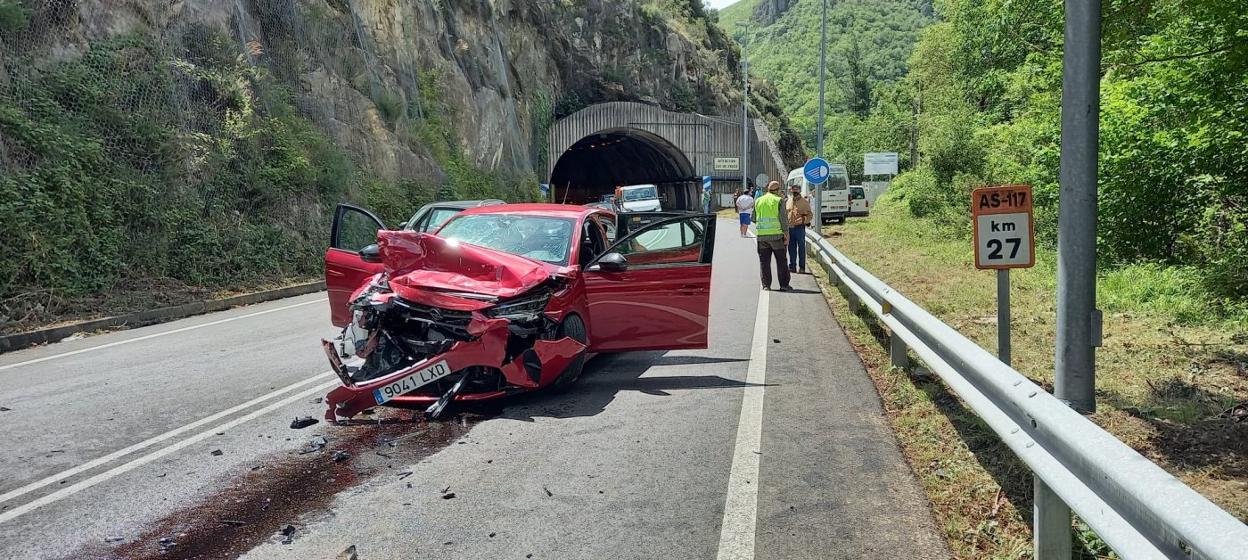 Uno de los dos vehículos implicados, un Opel Astra recién matriculado, en el lugar del accidente. 