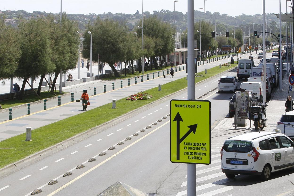 De izquierda a derecha, vía peatonal, antiguo 'cascayu' reconvertido en vial hacia el Náutico, mediana, carril bici y vial hacia el Piles. 