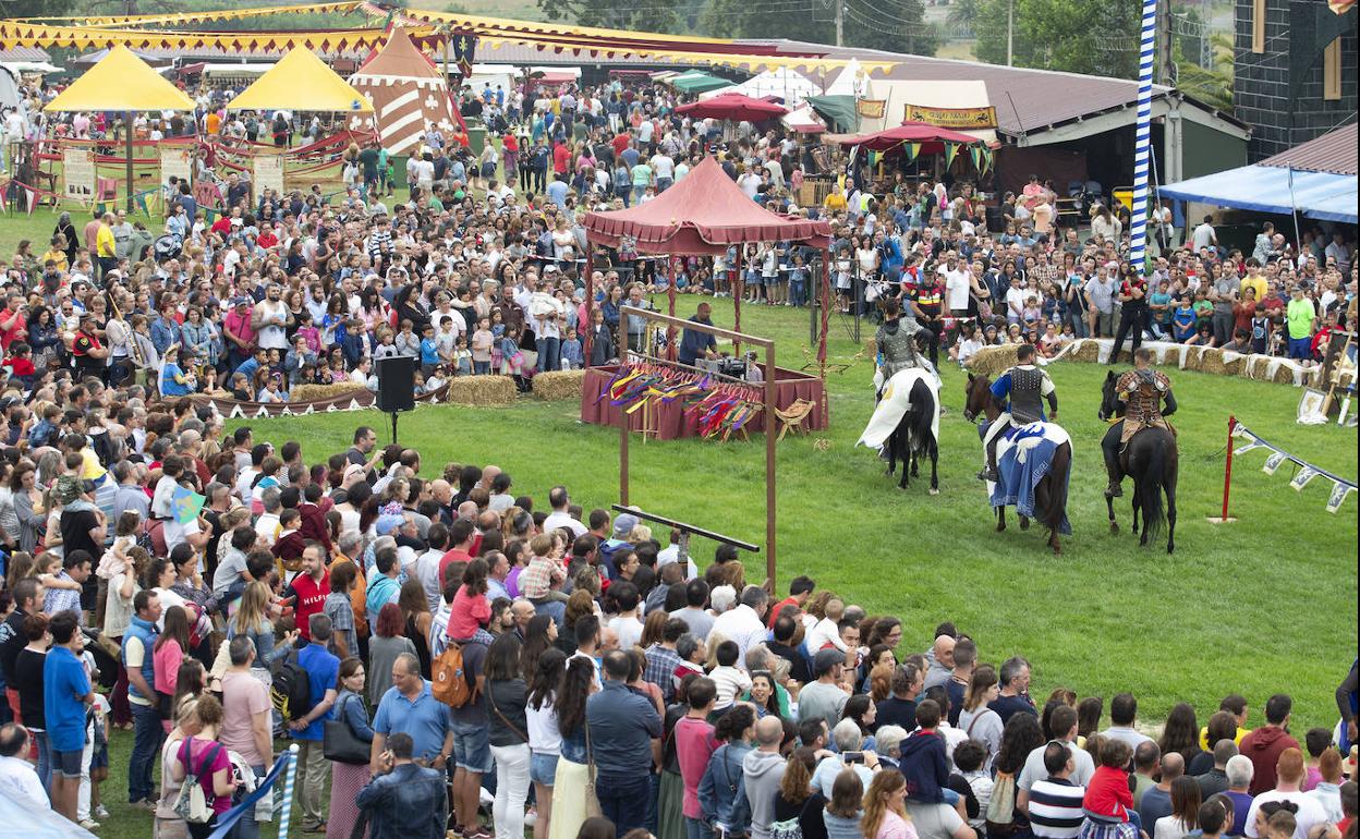 Vecinos y visitantes durante la última fiesta de Exconxuraos celebrada en Llanera en 2019.