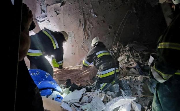 Los bomberos trabajan en la búsqueda de supervivientes 