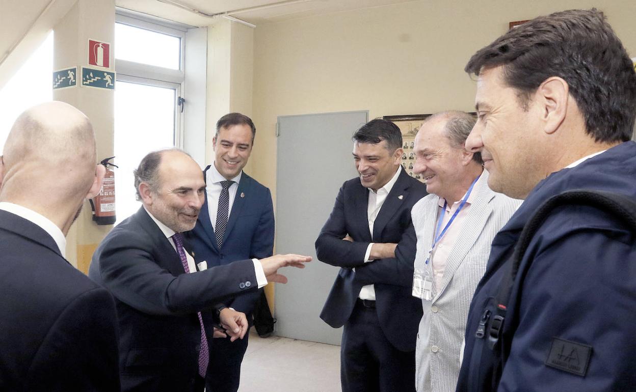 Ignacio Villaverde charla animadamente con Olmo Ron, Juan Carlos Campo, José Javier Medina e Iván Aitor Lucas.
