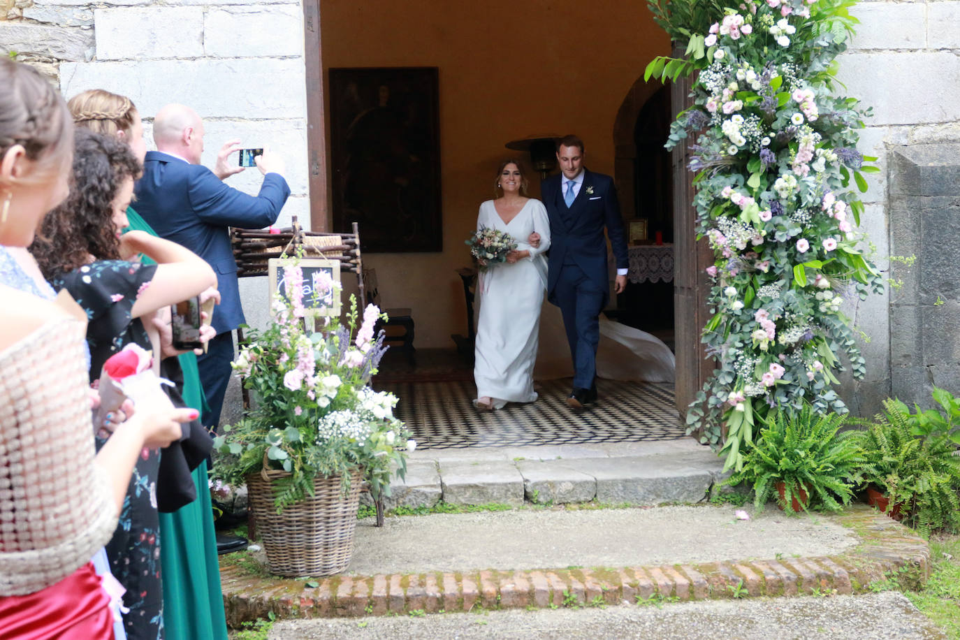 El portavoz y secretario general de Foro en Asturias y la valenciana Silvia Rodríguez se casaron este sábado en el Palacio Conde de Toreno, en Malleza