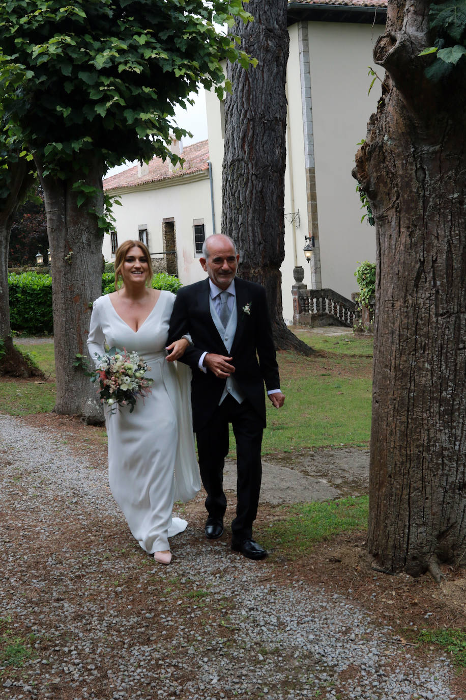 El portavoz y secretario general de Foro en Asturias y la valenciana Silvia Rodríguez se casaron este sábado en el Palacio Conde de Toreno, en Malleza