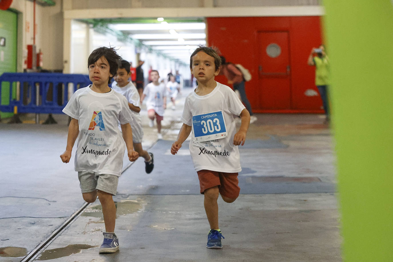 Con las pruebas infantiles, a partir de las 11.30 horas de este sábado dio comienzo la carrera benéfica Xana Puede en la rula y cuyos ganadores de la prueba principal recibirán un bonito del Norte. Los participantes dieron el pistoletazo de salida a las 11.40 horas y los corredores de los cinco kilómetros, a las 12.15. Lo recaudado con las inscripciones se donará a la familia de Xana, que sufre una parálisis cerebral