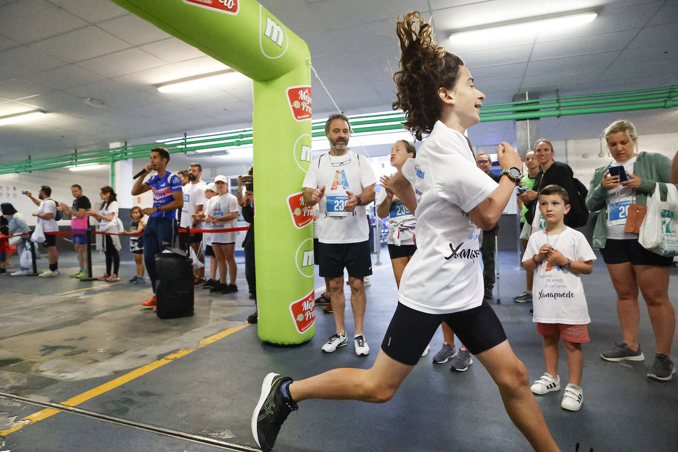 Con las pruebas infantiles, a partir de las 11.30 horas de este sábado dio comienzo la carrera benéfica Xana Puede en la rula y cuyos ganadores de la prueba principal recibirán un bonito del Norte. Los participantes dieron el pistoletazo de salida a las 11.40 horas y los corredores de los cinco kilómetros, a las 12.15. Lo recaudado con las inscripciones se donará a la familia de Xana, que sufre una parálisis cerebral