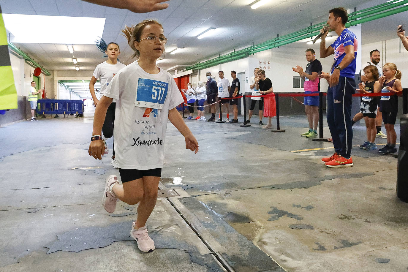 Con las pruebas infantiles, a partir de las 11.30 horas de este sábado dio comienzo la carrera benéfica Xana Puede en la rula y cuyos ganadores de la prueba principal recibirán un bonito del Norte. Los participantes dieron el pistoletazo de salida a las 11.40 horas y los corredores de los cinco kilómetros, a las 12.15. Lo recaudado con las inscripciones se donará a la familia de Xana, que sufre una parálisis cerebral