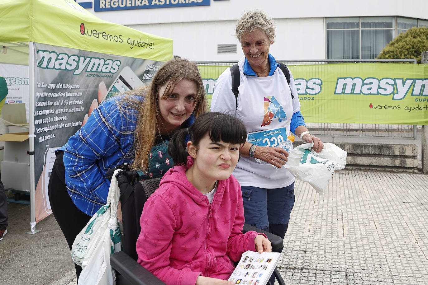 Con las pruebas infantiles, a partir de las 11.30 horas de este sábado dio comienzo la carrera benéfica Xana Puede en la rula y cuyos ganadores de la prueba principal recibirán un bonito del Norte. Los participantes dieron el pistoletazo de salida a las 11.40 horas y los corredores de los cinco kilómetros, a las 12.15. Lo recaudado con las inscripciones se donará a la familia de Xana, que sufre una parálisis cerebral