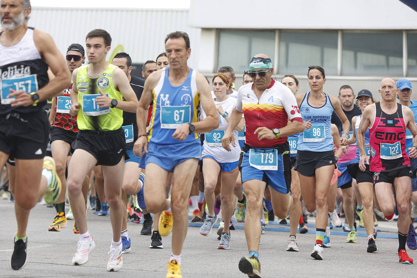 Con las pruebas infantiles, a partir de las 11.30 horas de este sábado dio comienzo la carrera benéfica Xana Puede en la rula y cuyos ganadores de la prueba principal recibirán un bonito del Norte. Los participantes dieron el pistoletazo de salida a las 11.40 horas y los corredores de los cinco kilómetros, a las 12.15. Lo recaudado con las inscripciones se donará a la familia de Xana, que sufre una parálisis cerebral