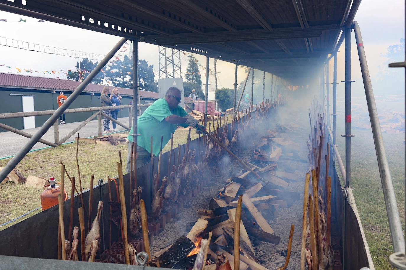 El sábado los exconxuraos de Llanera finalizaron con las actuaciones de Sidonie, la orquesta Capitol y Dj Albert Novo. El 'domingo de perdón', el mercado y el campamento iniciarán su actividad a las 11 horas. A las 12.30 horas tendrá lugar el Desfile de Exconxuraos, y media hora después se celebrará la tradicional misa campestre