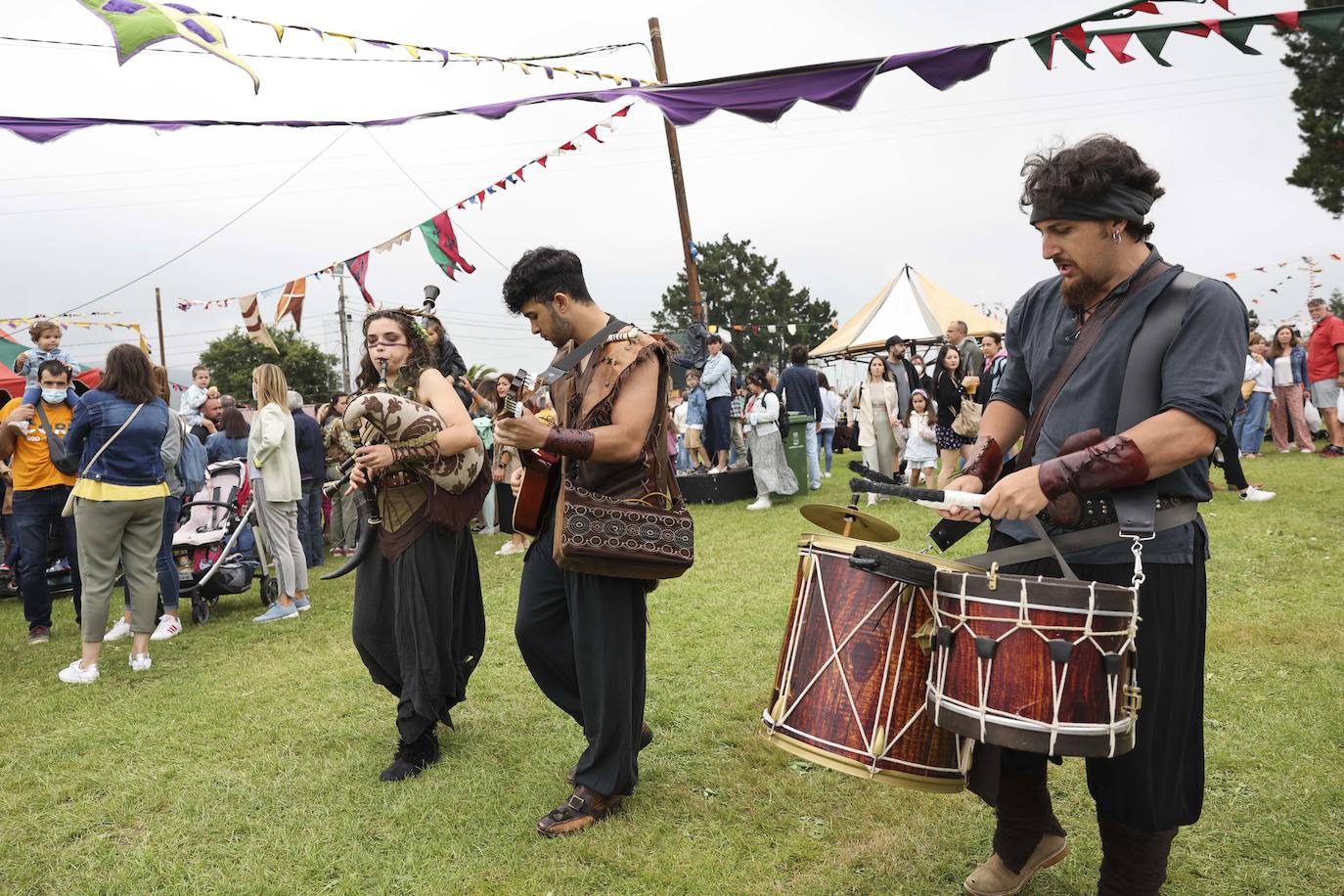 El sábado los exconxuraos de Llanera finalizaron con las actuaciones de Sidonie, la orquesta Capitol y Dj Albert Novo. El 'domingo de perdón', el mercado y el campamento iniciarán su actividad a las 11 horas. A las 12.30 horas tendrá lugar el Desfile de Exconxuraos, y media hora después se celebrará la tradicional misa campestre