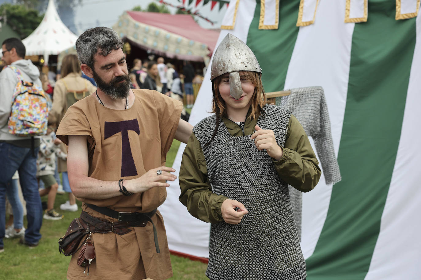 El sábado los exconxuraos de Llanera finalizaron con las actuaciones de Sidonie, la orquesta Capitol y Dj Albert Novo. El 'domingo de perdón', el mercado y el campamento iniciarán su actividad a las 11 horas. A las 12.30 horas tendrá lugar el Desfile de Exconxuraos, y media hora después se celebrará la tradicional misa campestre