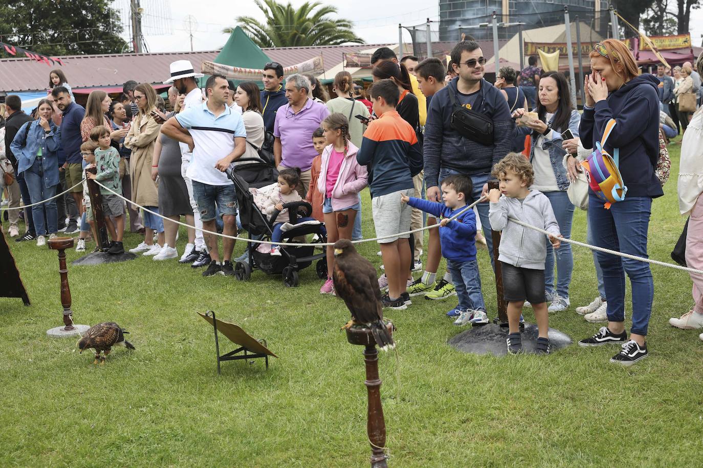 El sábado los exconxuraos de Llanera finalizaron con las actuaciones de Sidonie, la orquesta Capitol y Dj Albert Novo. El 'domingo de perdón', el mercado y el campamento iniciarán su actividad a las 11 horas. A las 12.30 horas tendrá lugar el Desfile de Exconxuraos, y media hora después se celebrará la tradicional misa campestre