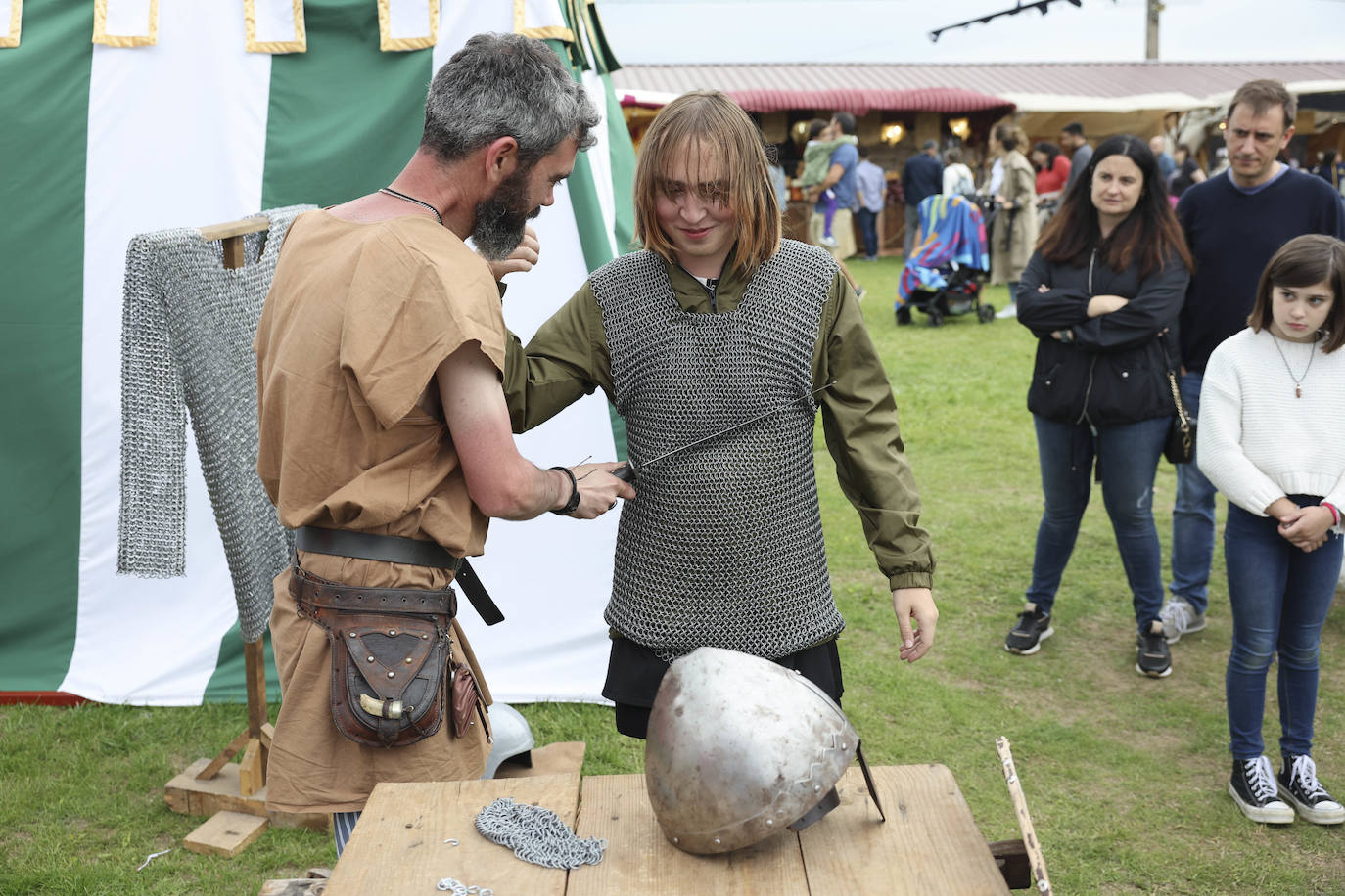 El sábado los exconxuraos de Llanera finalizaron con las actuaciones de Sidonie, la orquesta Capitol y Dj Albert Novo. El 'domingo de perdón', el mercado y el campamento iniciarán su actividad a las 11 horas. A las 12.30 horas tendrá lugar el Desfile de Exconxuraos, y media hora después se celebrará la tradicional misa campestre