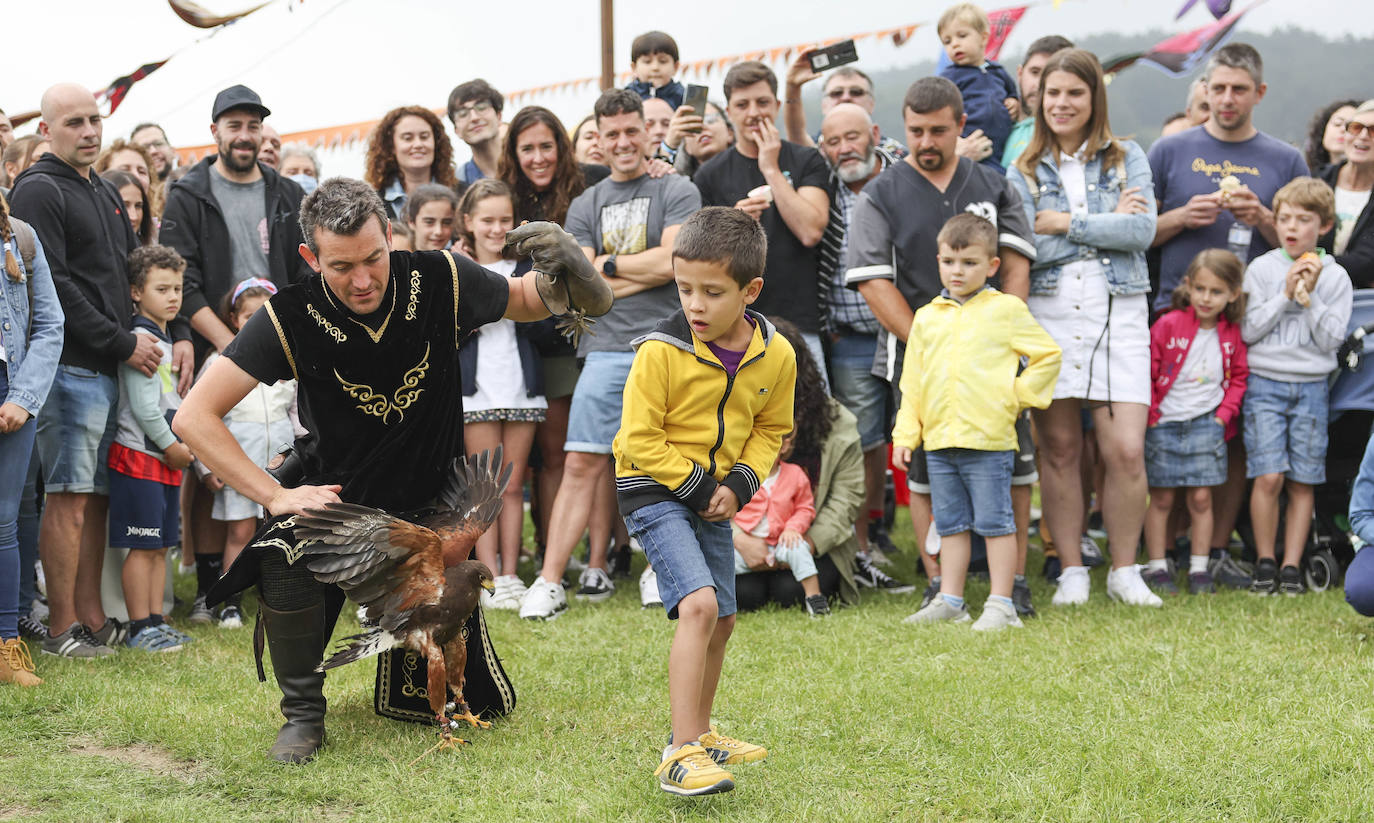 El sábado los exconxuraos de Llanera finalizaron con las actuaciones de Sidonie, la orquesta Capitol y Dj Albert Novo. El 'domingo de perdón', el mercado y el campamento iniciarán su actividad a las 11 horas. A las 12.30 horas tendrá lugar el Desfile de Exconxuraos, y media hora después se celebrará la tradicional misa campestre