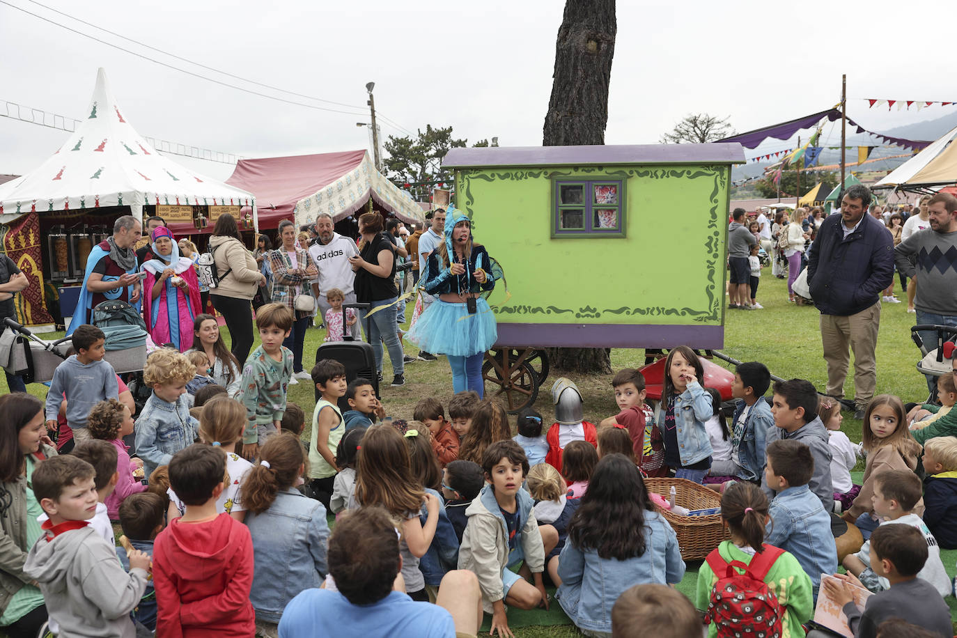 El sábado los exconxuraos de Llanera finalizaron con las actuaciones de Sidonie, la orquesta Capitol y Dj Albert Novo. El 'domingo de perdón', el mercado y el campamento iniciarán su actividad a las 11 horas. A las 12.30 horas tendrá lugar el Desfile de Exconxuraos, y media hora después se celebrará la tradicional misa campestre