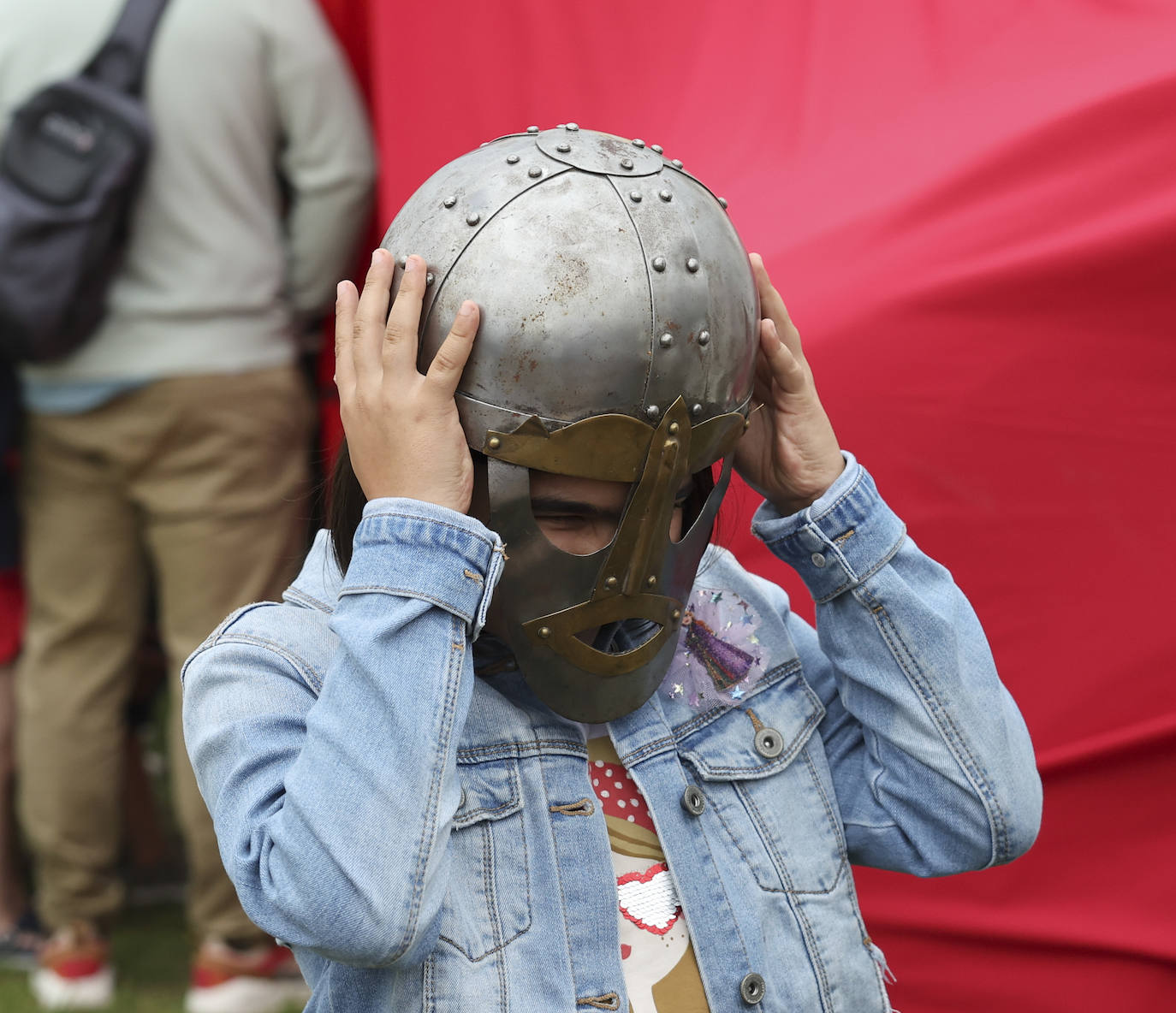 El sábado los exconxuraos de Llanera finalizaron con las actuaciones de Sidonie, la orquesta Capitol y Dj Albert Novo. El 'domingo de perdón', el mercado y el campamento iniciarán su actividad a las 11 horas. A las 12.30 horas tendrá lugar el Desfile de Exconxuraos, y media hora después se celebrará la tradicional misa campestre