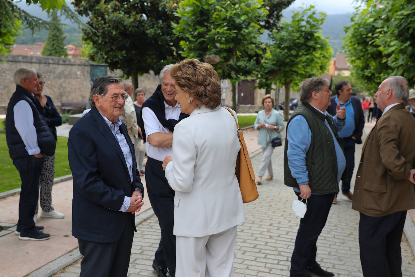 El mundo de la sidra perdió ayer a un gran referente. Manuel Riera García, propietario e impulsor de Sidra Escanciador, falleció a los 100 años. Su trayectoria le llevó a alzarse con numerosos galardones, entre ellos el Tonel de Oro al mejor lagarero que se entrega en la Fiesta de la Sidra Natural de Gijón. Este sábado familiares, amigos y allegados se despidieron de él en su funeral, celebrado en Villaviciosa
