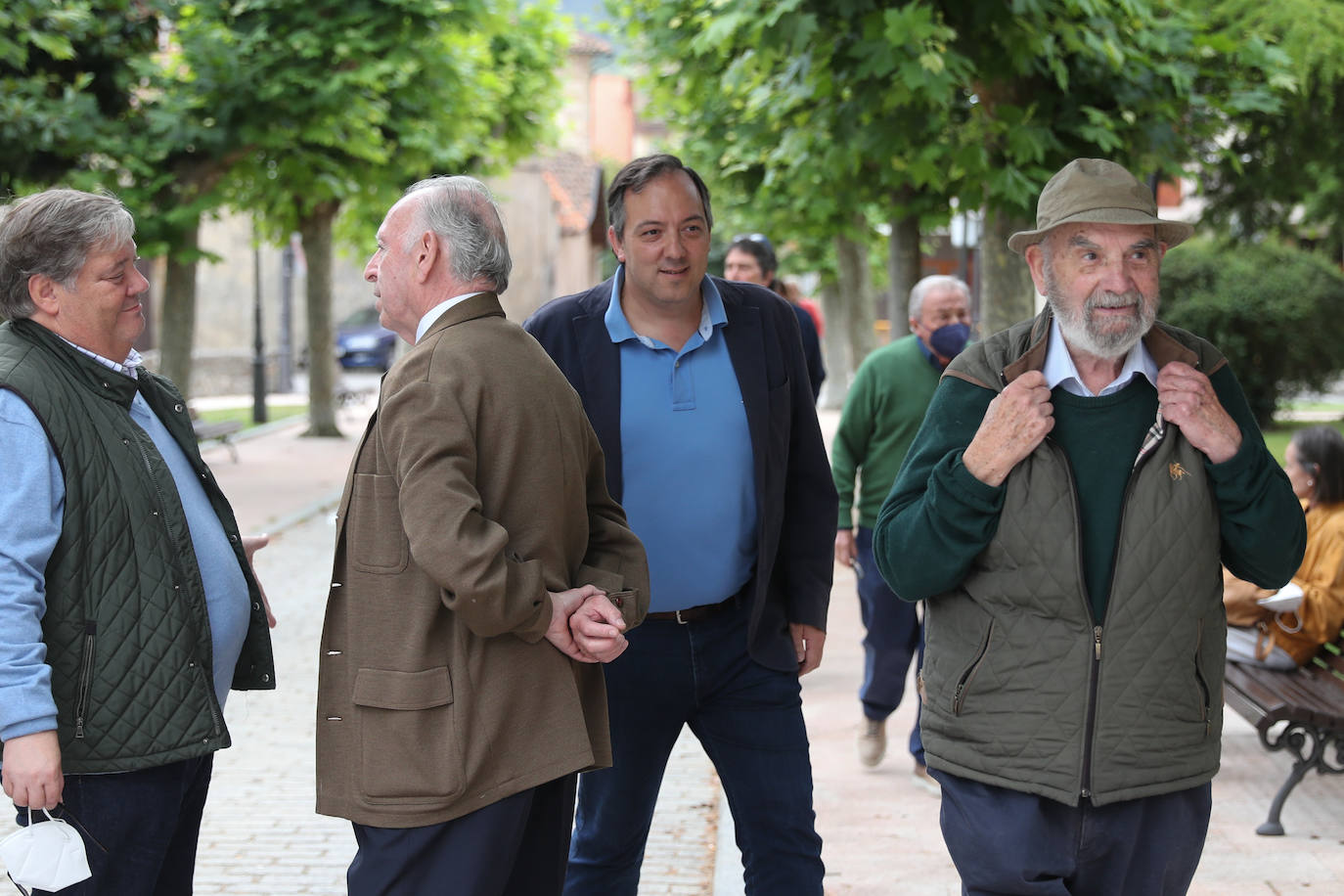 El mundo de la sidra perdió ayer a un gran referente. Manuel Riera García, propietario e impulsor de Sidra Escanciador, falleció a los 100 años. Su trayectoria le llevó a alzarse con numerosos galardones, entre ellos el Tonel de Oro al mejor lagarero que se entrega en la Fiesta de la Sidra Natural de Gijón. Este sábado familiares, amigos y allegados se despidieron de él en su funeral, celebrado en Villaviciosa