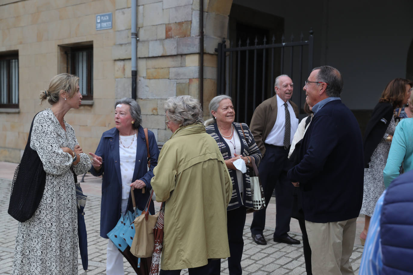 El mundo de la sidra perdió ayer a un gran referente. Manuel Riera García, propietario e impulsor de Sidra Escanciador, falleció a los 100 años. Su trayectoria le llevó a alzarse con numerosos galardones, entre ellos el Tonel de Oro al mejor lagarero que se entrega en la Fiesta de la Sidra Natural de Gijón. Este sábado familiares, amigos y allegados se despidieron de él en su funeral, celebrado en Villaviciosa